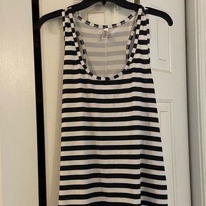 Gap Athletic Top Size XL